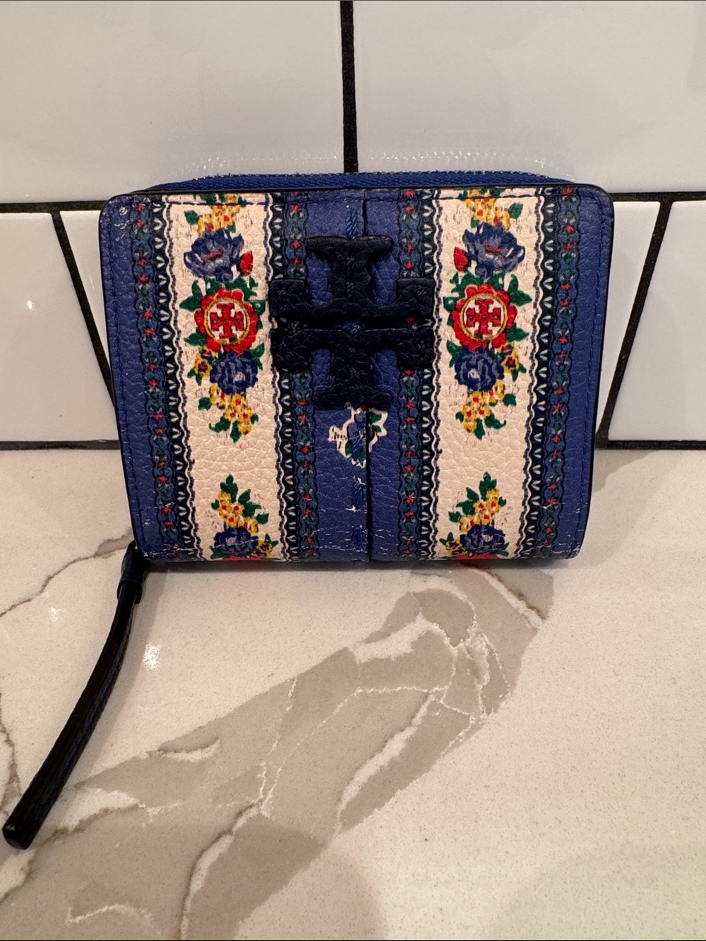 Tory Burch McGraw floral bi-fold wallet in blue tea rose border - Picture 3 of 7